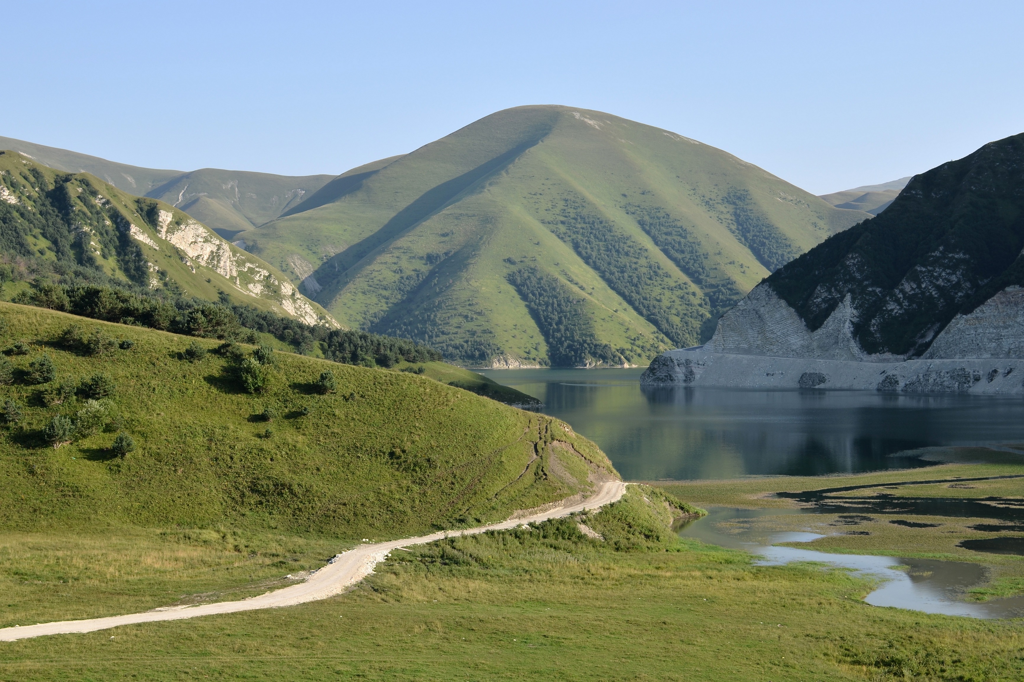 Озеро Кезенойам в горной Чечне